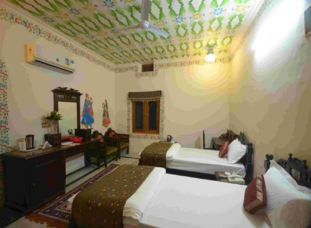 Hotel Suroth Mahal Luhāru Exteriör bild